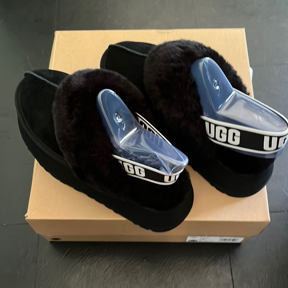Ugg black